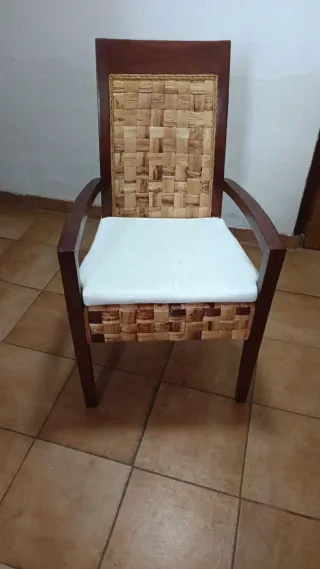 Sillas de comedor de ratán y madera 10€ cada una