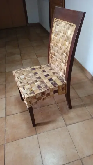 Sillas de comedor de ratán y madera 10€ cada una