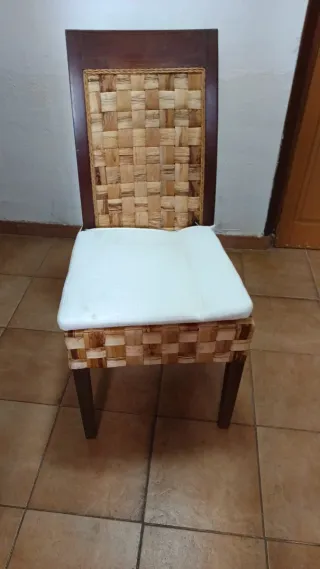 Sillas de comedor de ratán y madera 10€ cada una