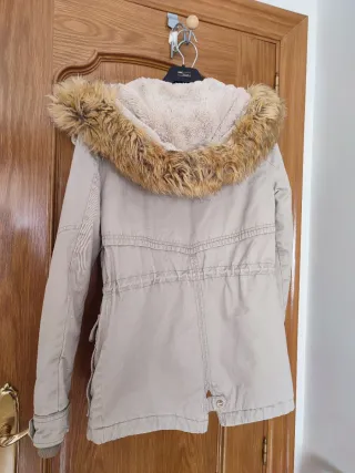 Chaqueta Pimkie beige con capucha y pelo