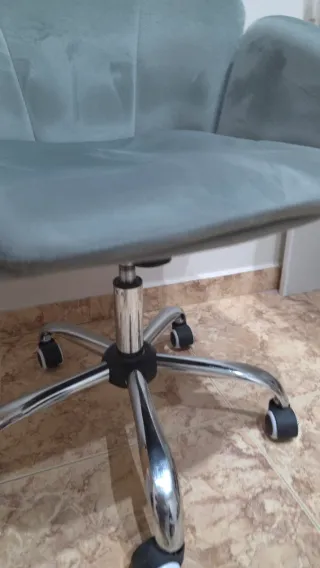 Silla giratoria gris de tela y metal