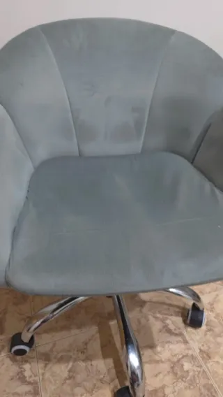 Silla giratoria gris de tela y metal