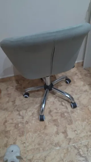 Silla giratoria gris de tela y metal