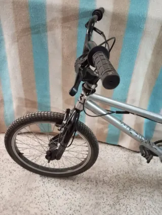 Bicicleta BMX plateada