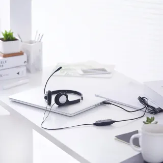 Auriculares USB Amazon Basics con micrófono y función de silencio