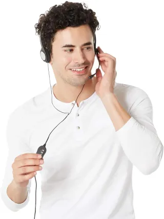 Auriculares USB Amazon Basics con micrófono y función de silencio