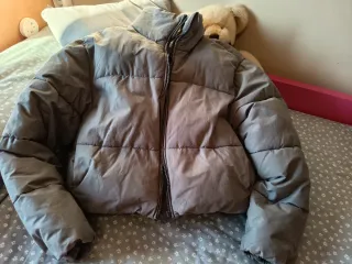 Cazadora corta plumífera gris