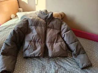 Cazadora corta plumífera gris