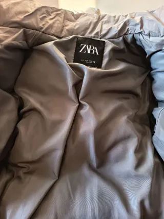 Cazadora corta plumífera gris