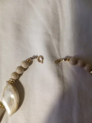 Collar beige y dorado original