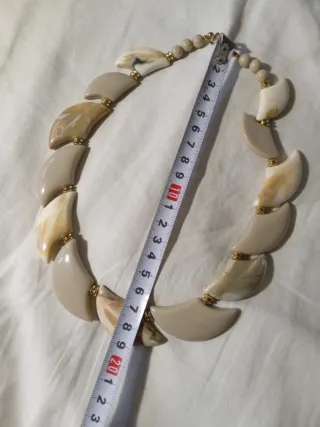 Collar beige y dorado original