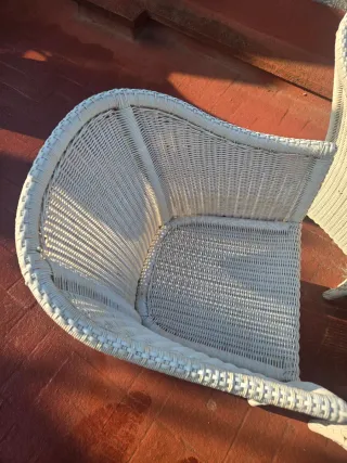 Mesa y sillas de terraza de mimbre