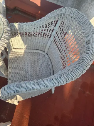 Mesa y sillas de terraza de mimbre