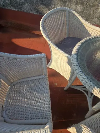 Mesa y sillas de terraza de mimbre