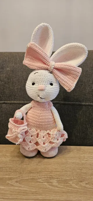 Coneja de ganchillo con cestita