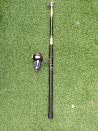 Caña de pescar con carrete .mide 3,50
