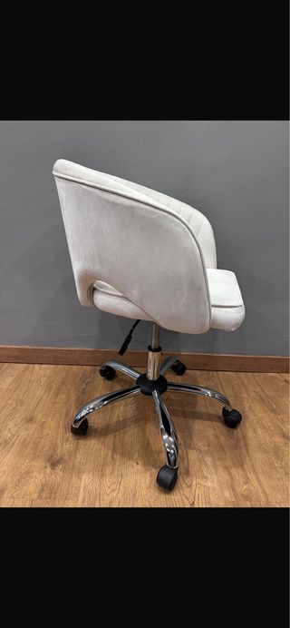 Elegante silla auxiliar con un diseño moderno.