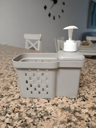 Dispensador de jabón gris y blanco