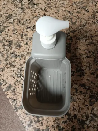 Dispensador de jabón gris y blanco