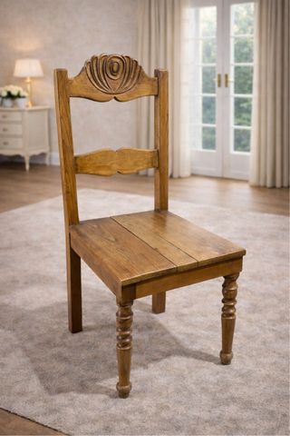 Silla de madera antigua tallada