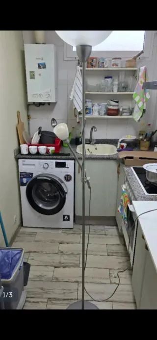 Lámpara de pie plateada y blanca