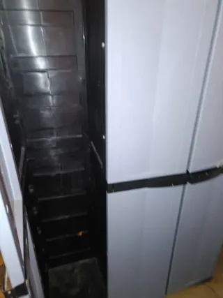 Armario de plástico gris y negro