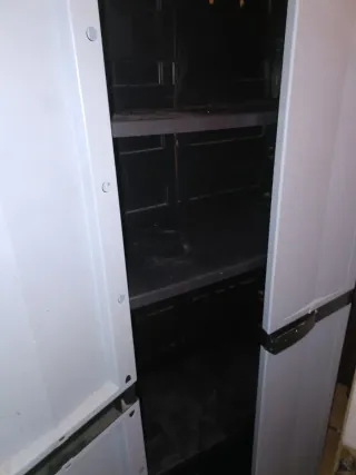 Armario de plástico gris y negro