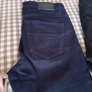 3 Pantalones negro,azul y beige. Corte vaquero