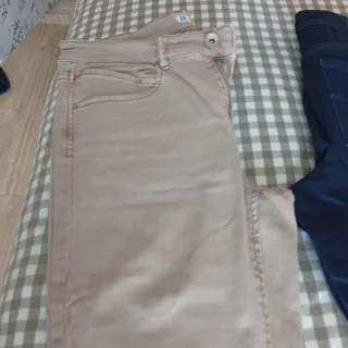 3 Pantalones negro,azul y beige. Corte vaquero