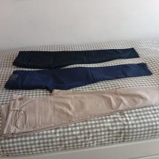 3 Pantalones negro,azul y beige. Corte vaquero