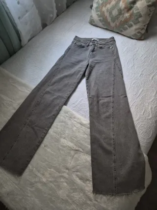 Pantalón ancho gris con tachuelas
