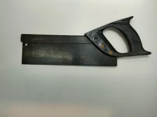 Serrucho de costilla antiguo