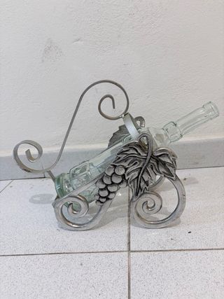 Botellero metal plateado con diseño de uvas