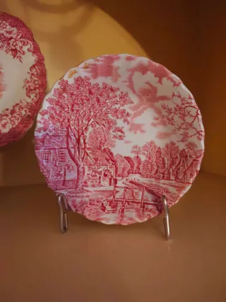 Plato decorativo rojo escena inglesa Johnson Bros