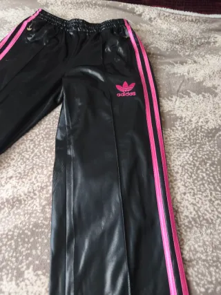 Pantalón chándal Adidas negro y rosa rectos