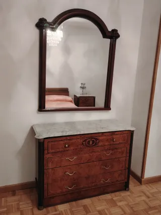 Cómoda y espejo de madera con mármol