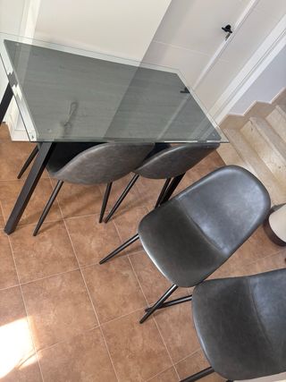 Mesa de comer con 4 sillas