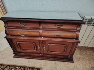 Taquillón de entrada con mármol y madera