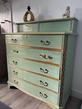 Cómoda vintage madera verde y dorada
