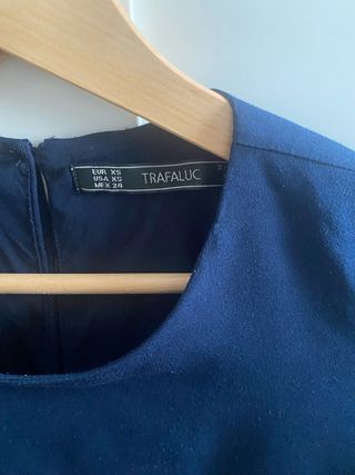 Blusa azul fluida con mangas bordadas