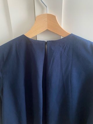Blusa azul fluida con mangas bordadas
