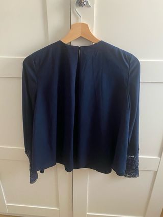 Blusa azul fluida con mangas bordadas