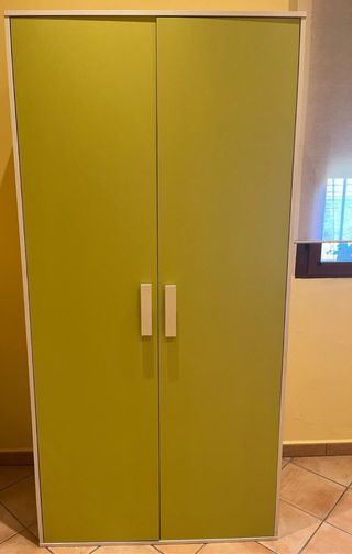 Habitación juvenil completa con muy poco uso