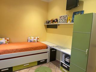 Habitación juvenil completa con muy poco uso