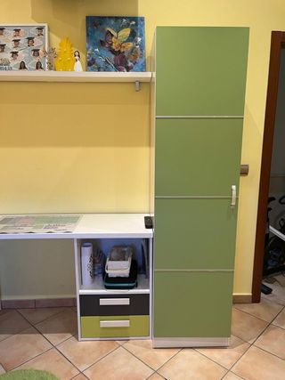 Habitación juvenil completa con muy poco uso