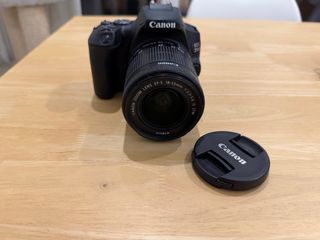 Canon EOS 250D + Objetivo 18-55mm y accesorios