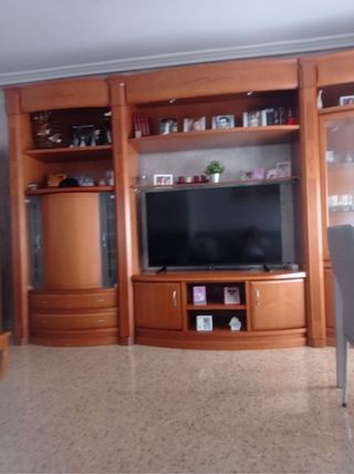 Mueble de comedor de madera y cristal