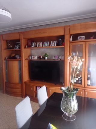 Mueble de comedor de madera y cristal