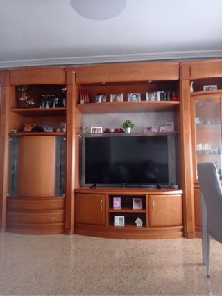 Mueble de comedor de madera y cristal