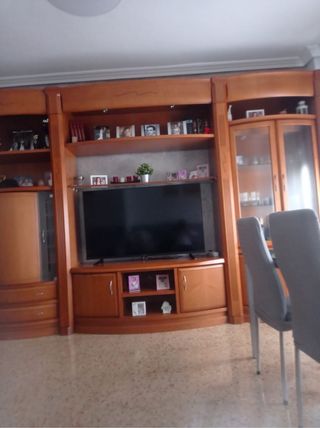 Mueble de comedor de madera y cristal